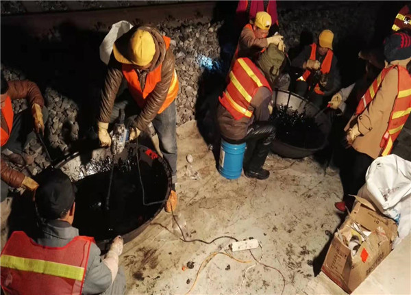 混合、攪拌，配制PTN材料